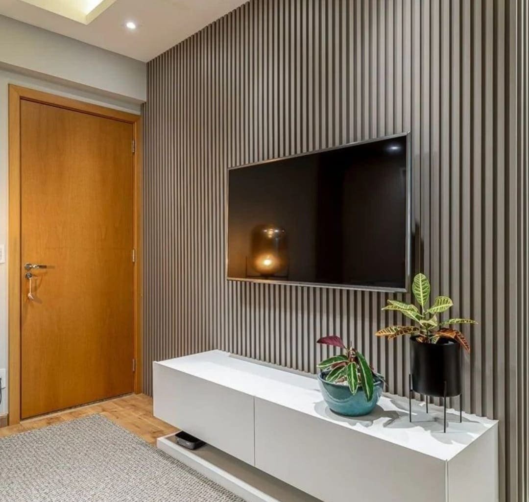 شاشة سوداء وباب اصفر ابها