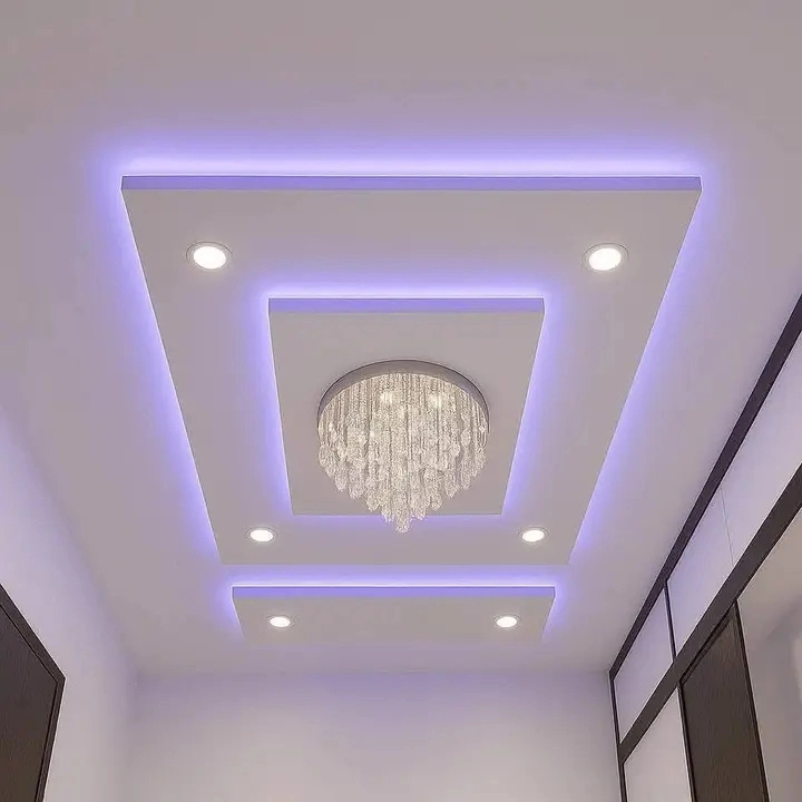 سقف جبس بورد باللون الأبيض، بتصميم مستطيل متدرّج، مع إضاءة LED مخفية باللون البنفسجي وسبوتات دائرية بيضاء